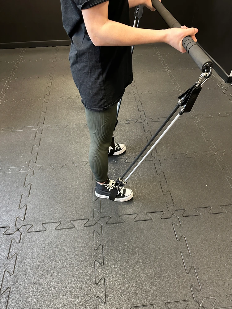MuscleForge® prisitraukimo strypas su pasipriešinimo juostomis