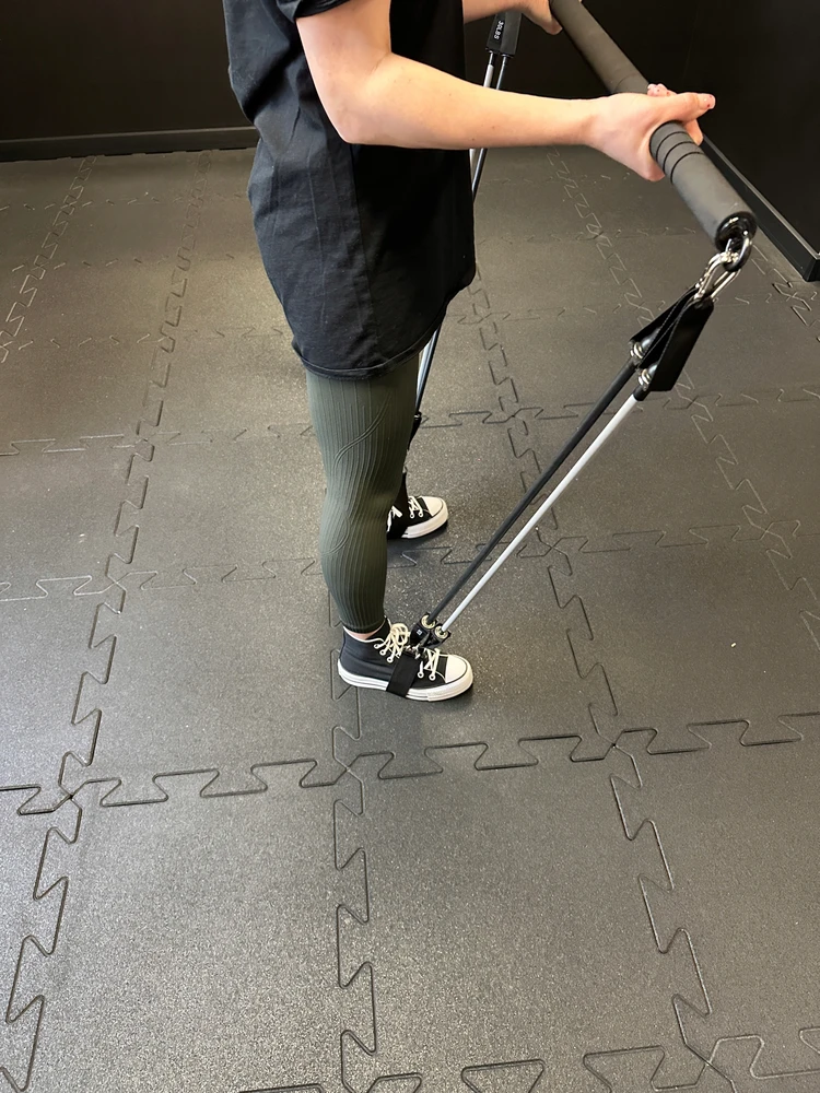 MuscleForge® prisitraukimo strypas su pasipriešinimo juostomis