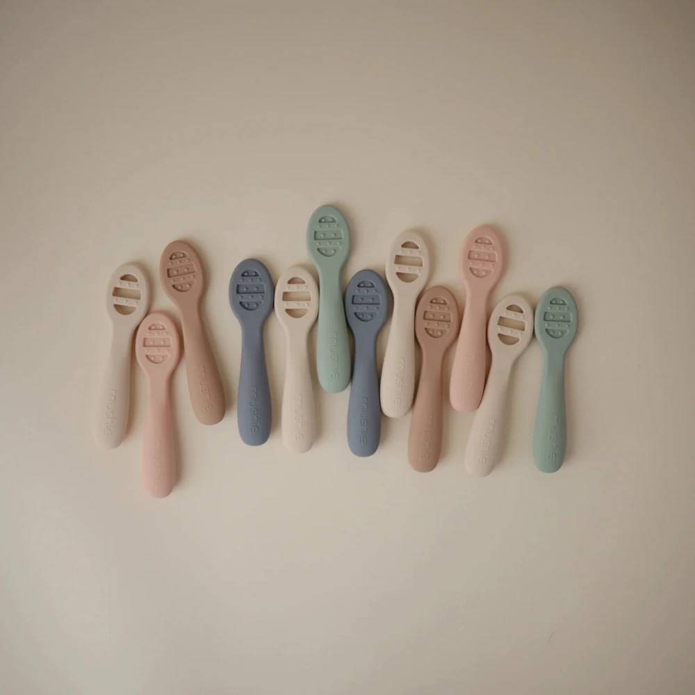 „Mushie First Baby Spoons“ 2 pak. – „Tradewinds“ / „Shifting Sand“.