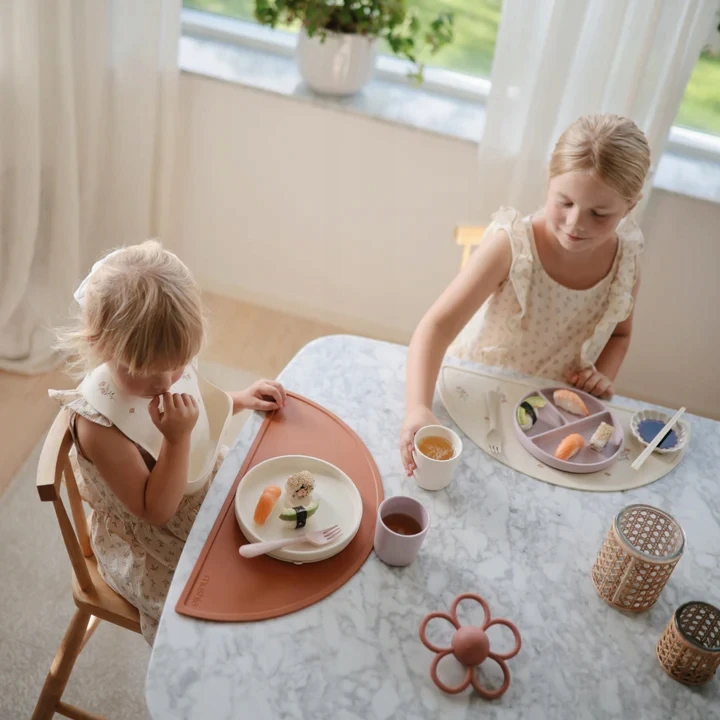 Mushie: silikoninė kūdikio lėkštė su Soft Lilac siurbtuku