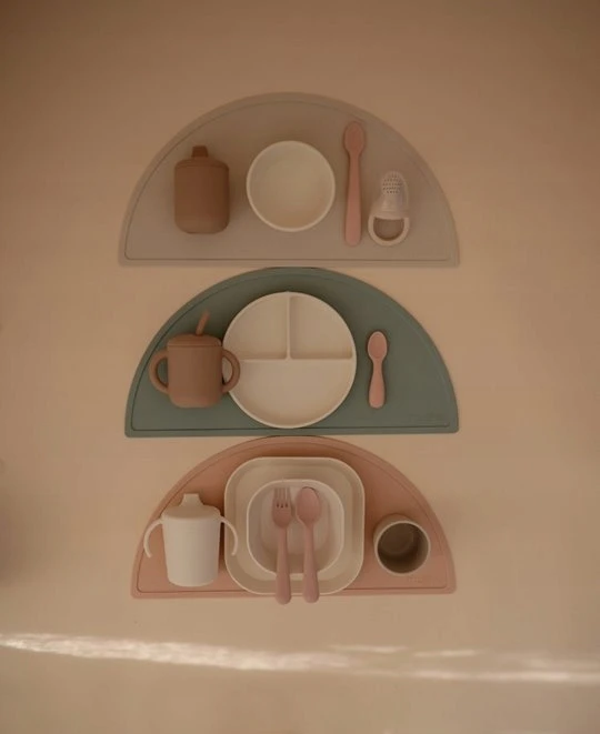 „Mushie“ silikoninė padalinta plokštelė „Baby Ivory“.