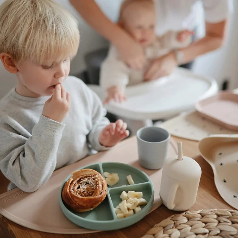 MUSHIE silikoninis puodelis su šiaudeliu, įvairių spalvų
