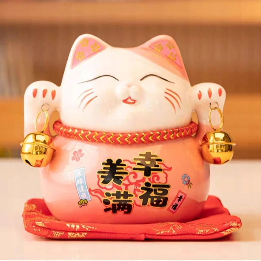 Myhomelife Skarbonka szczęścia porcelanowa Maneki Neko na poduszce 9,5cm rožinė