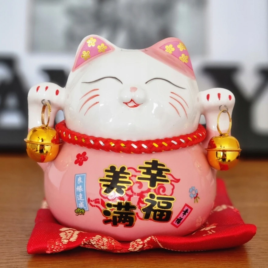 Myhomelife Skarbonka szczęścia porcelanowa Maneki Neko na poduszce 9,5cm rožinė