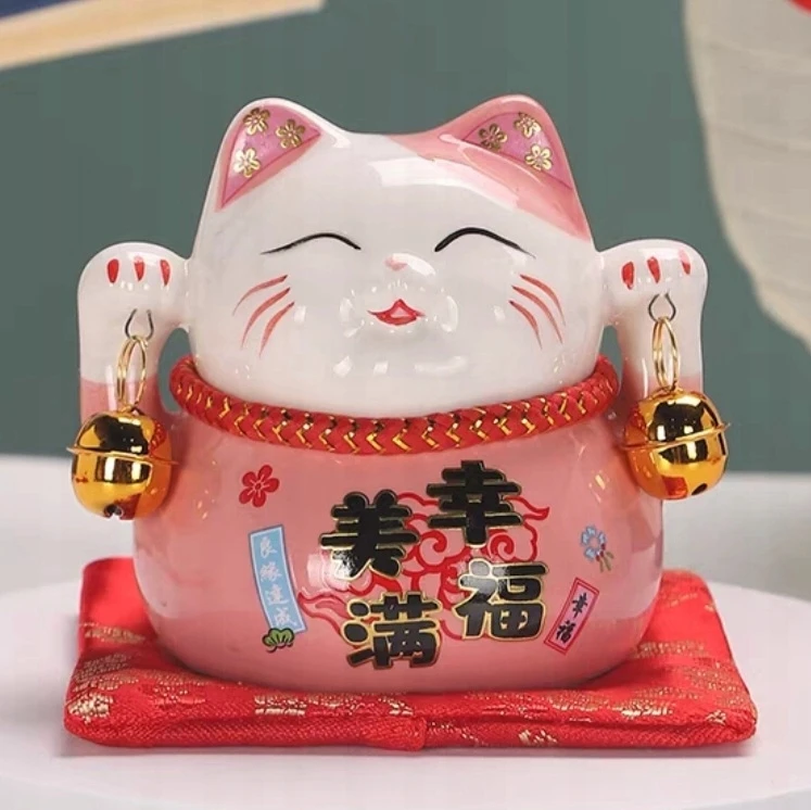 Myhomelife Skarbonka szczęścia porcelanowa Maneki Neko na poduszce 9,5cm rožinė