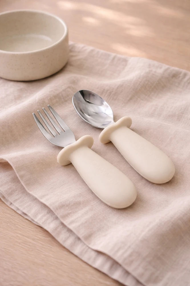 MYMINI Pirmieji silikoniniai stalo įrankiai kūdikiams su ribotuvu BEIGE