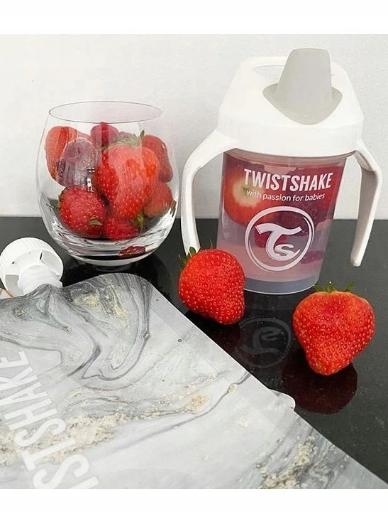 Neišsiliejantis puodelis su rankenėlėmis Twistshake Mini Cup, 230 ml, 4 mėn., juodas
