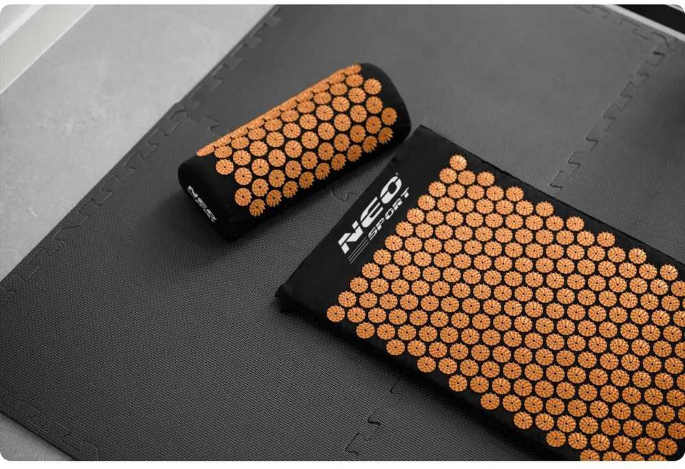 Neo-Sport NS-901 juodas ir auksinis akupresūros kilimėlis su smaigaliais