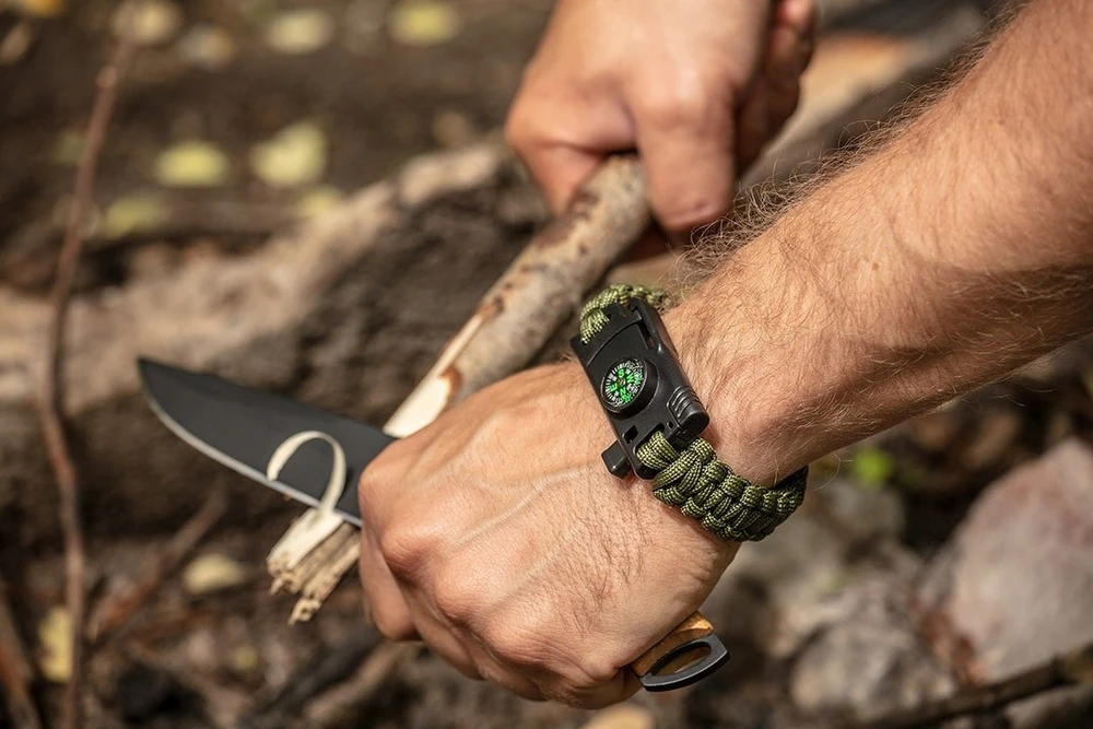 Neo Tools Išgyvenimo apyrankė su kompasu, peiliu ir švilpuku