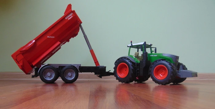 Nuotoliu valdomas traktorius Jamara Massey Ferguson 8S.285, raudonas
