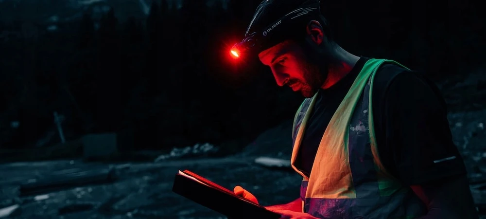 Olight Perun 3 juodas EDC žibintas ir kampinis žibintuvėlis su 3000 liumenų galva