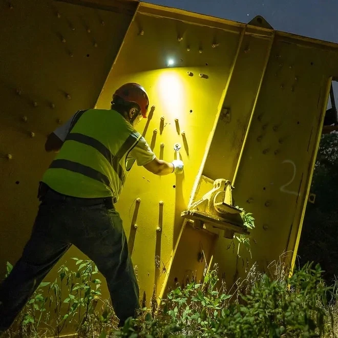 Olight Perun 3 juodas EDC žibintas ir kampinis žibintuvėlis su 3000 liumenų galva