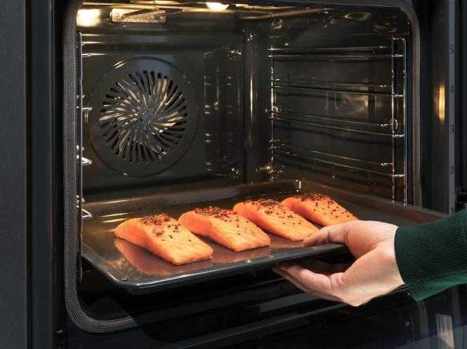 Juodos spalvos garinė orkaitė Electrolux EOB8S39H