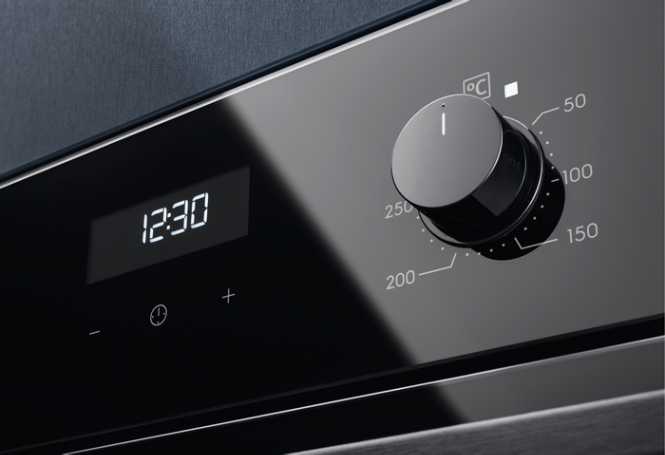 Juodos spalvos orkaitė Electrolux EOD5H70BZ