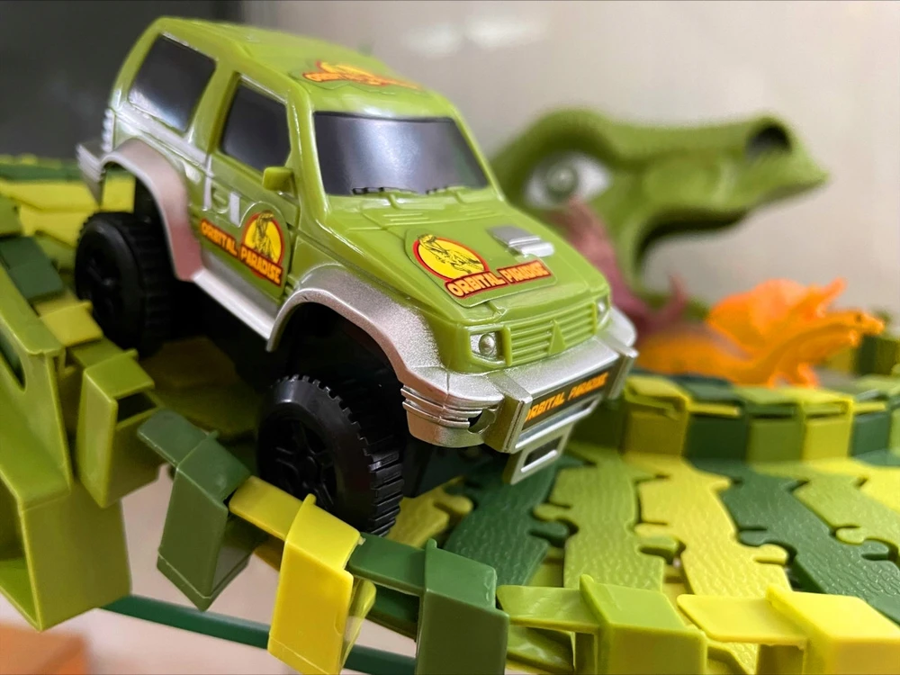 Owl Tech MEGA RACE TRAK DINOZAUURŲ PARKAS MAGIC TRACK AUTOMOBILIŲ KONSTRUKCIJOS RINKINYS 270