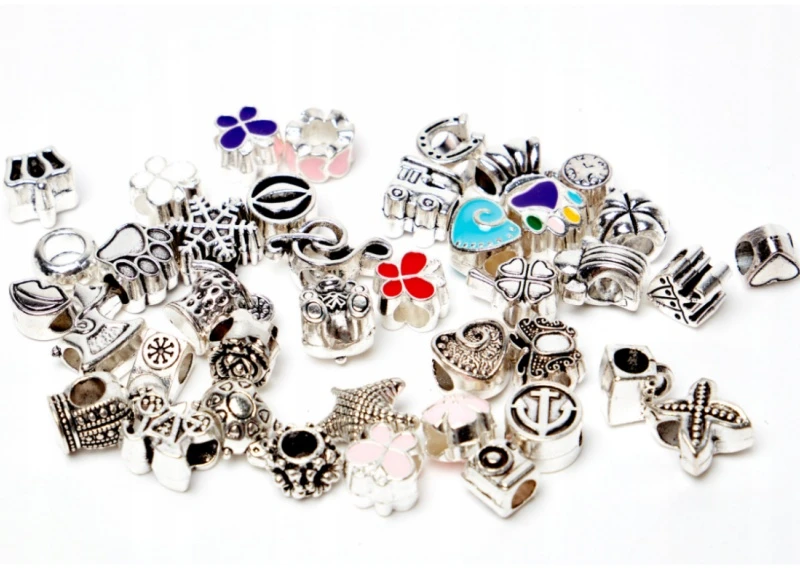 PAPUOŠALŲ APYRANKĖS GAMYBOS RINKINYS KAROLIAI KAROLIAI CHARMS pakabukai