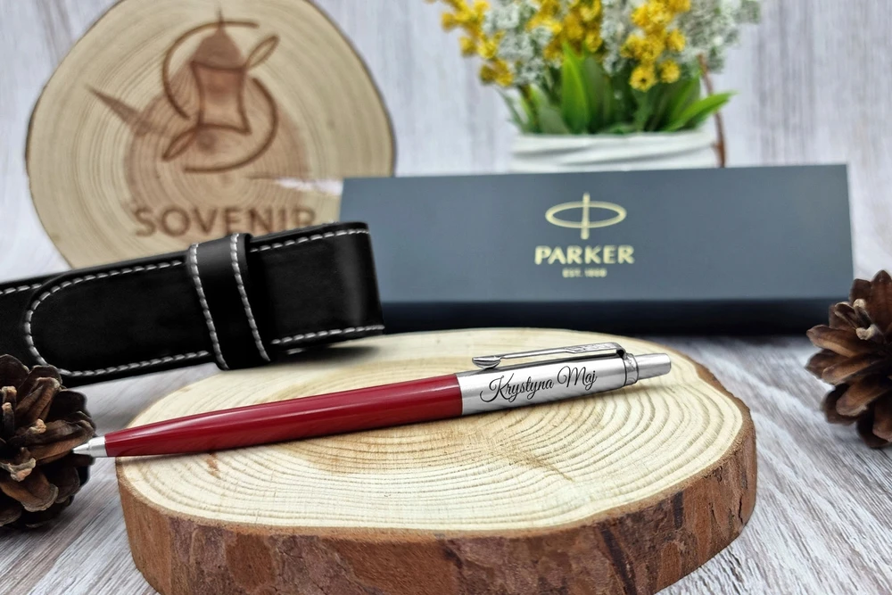 Parker Jotter 60 Rašiklis Raudonas su Graviravimu ir Dėklu - Dovana