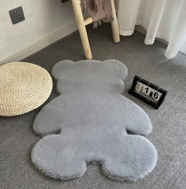 Perfectlife DYWANIK W KSZTAŁCIE MISIA MIĘKKI DUŻY 75cm / 105cm Baltas