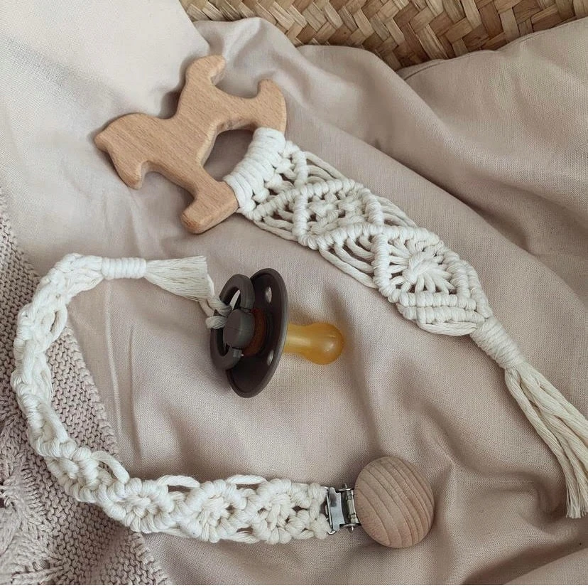 Pintas boho makramė čiulptuko pakabukas SPALVOS