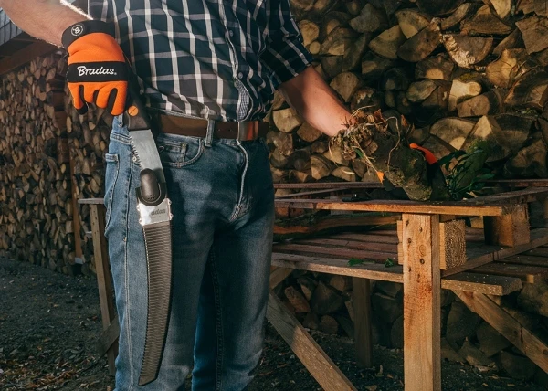 Pjūklas su dėklu šakoms pjauti, 32 cm ašmenys iš grūdinto plieno BRADAS KT-V1404K