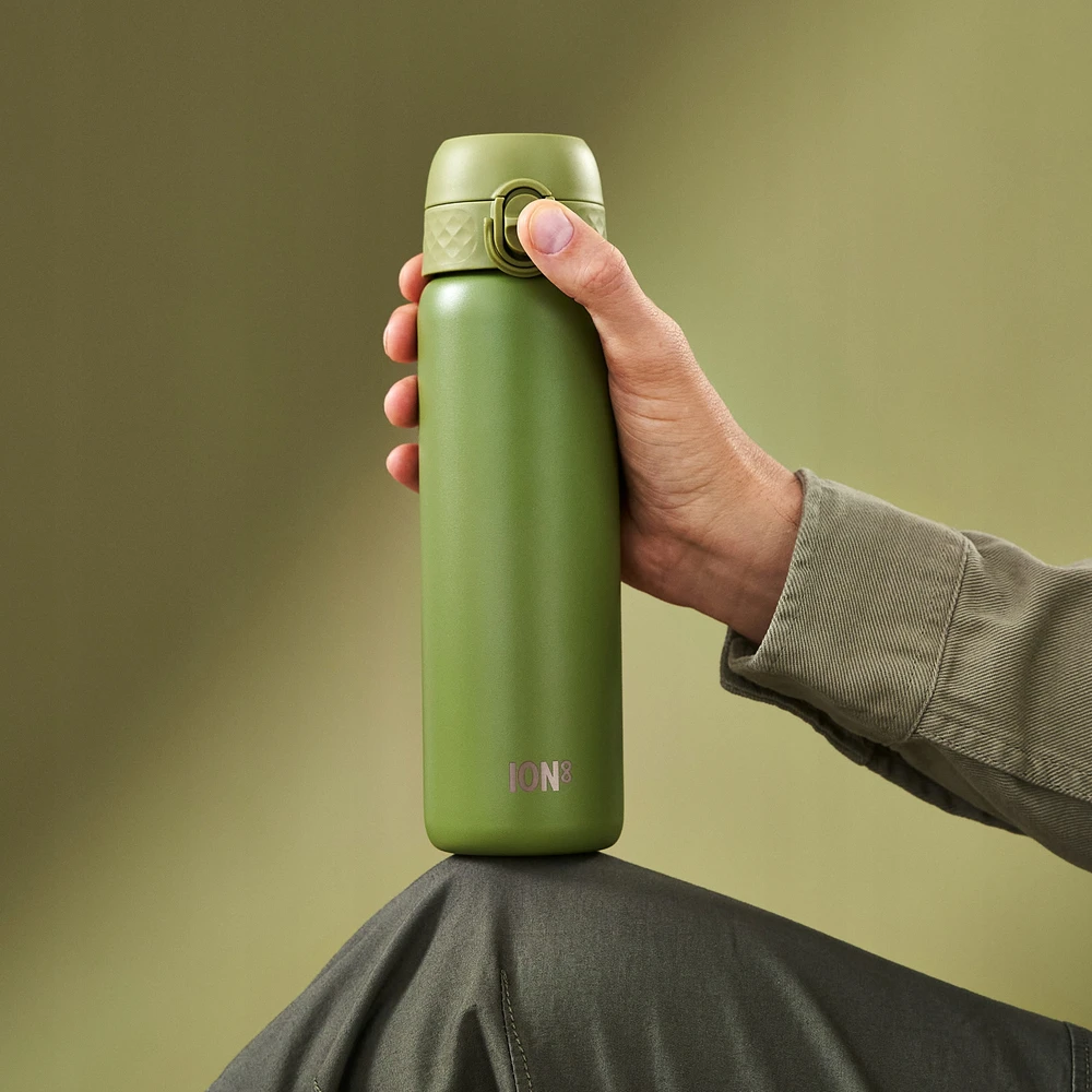 PLIENINIS BUTELAS 0,6 L - PZH SERTIFIKATAS - LENGVAS ŠVIESUS SANDAUS KARINIS ŽALIAS - ION8 600 ml