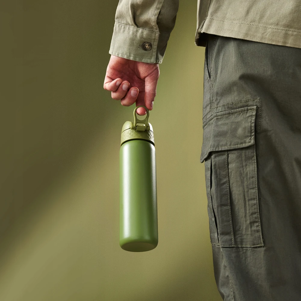 PLIENINIS BUTELAS 0,6 L - PZH SERTIFIKATAS - LENGVAS ŠVIESUS SANDAUS KARINIS ŽALIAS - ION8 600 ml