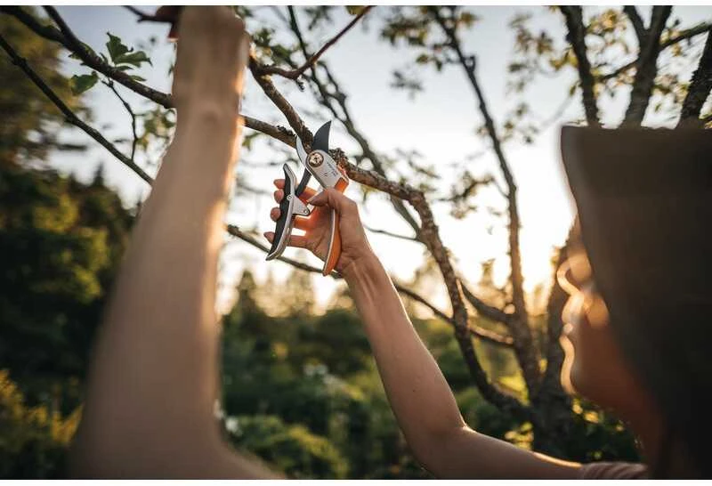 Fiskars Plus PowerLever metalinis sekatorius prasilenkiančiais ašmenimis (P751)