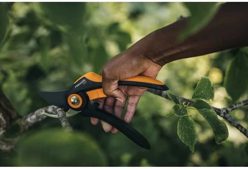 Fiskars Plus™ sekatorius prasilenkiančiais ašmenimis (P521) 1057167