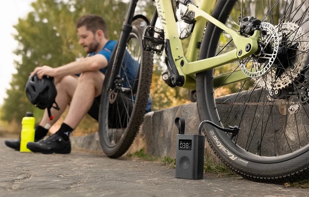 Nešiojamas kompresorius, elektrinis siurblys HOTO QWCQA001 (10.3 baro, 150 PSI, 2000 mAh)