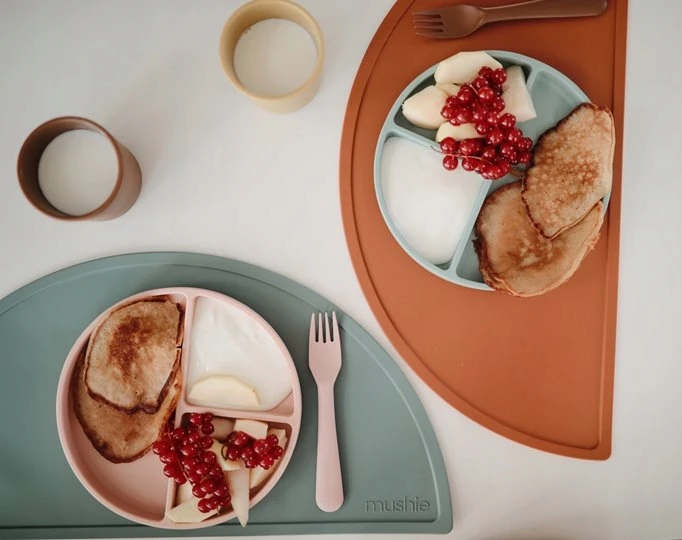 MUSHIE silikoninė lėkštė limpančiu dugnu, Cambridge Mėlyna