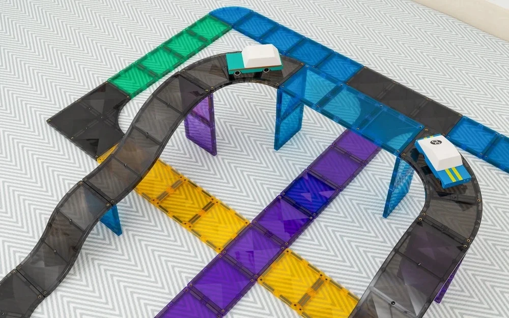Privažiavimo keliai ir sankryžos – magnetiniai blokai Kelių keliai 16 elementų Connetix