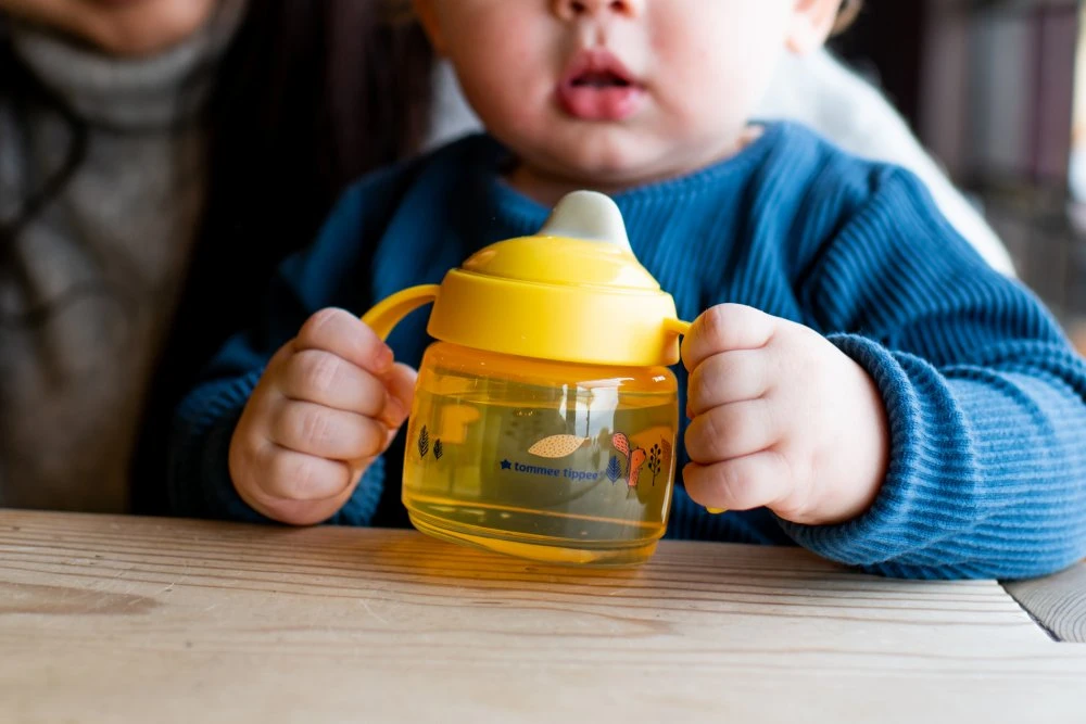 TOMMEE TIPPEE puodelis WEANING SIPPEE, 4 m+, 190 ml, geltonas, 447827
