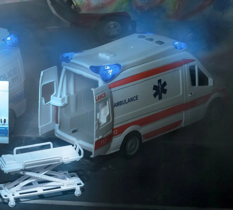Qulki Automobilis Greitosios medicinos pagalbos automobilis Greitosios pagalbos autobusas važiuoja atidarant duris su neštuvais