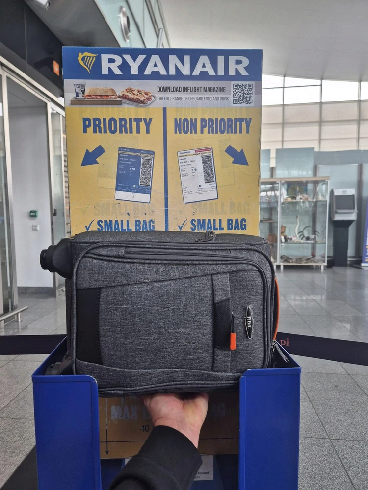 RGL Mažas kelioninis lagaminas RYANAIR WIZZAIR LUGGAGE lėktuvo salonas