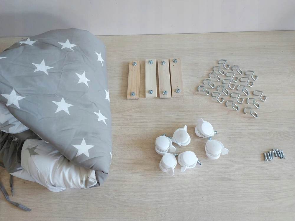 ROBA LITTLE STARS Hegaxonal Baby Playpen - Adjustable Height - Padded Cover - Braked Wheels - Baltas Lacquered Wood - Star Patter