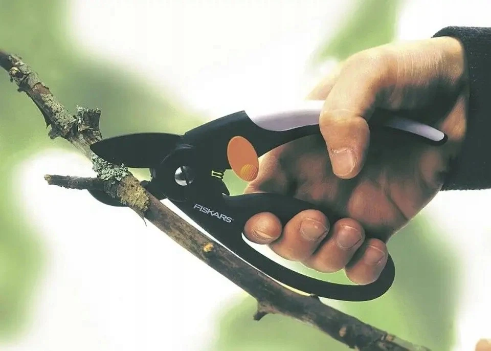 Fiskars Sekatorius atraminiais ašmenimis su pirkštams skirta anga P43, 1001535
