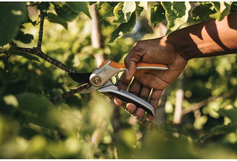 Fiskars Plus™ metalinis sekatorius prasilenkiančiais ašmenimis (P531)
