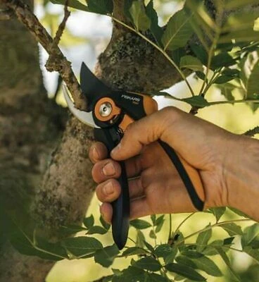 Fiskars Plus SmartFit sekatorius prasilenkiančiais ašmenimis (P541) 1057169