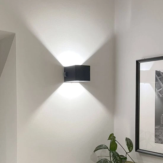 Sieninis šviestuvas Krups Sieninis LED lauko šviestuvas BRILLIANT ISEO,IP44,3000K,4W,300lm,USB,su davikliu,jungikliu