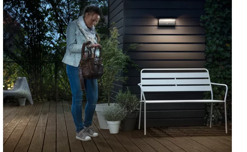 2x4,5W LED sieninis lauko šviestuvas PHILIPS BUSTAN, antracito sp., 2700K, IP44, su judesio davikliu