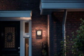 Sieninis LED lauko šviestuvas PHILIPS PETRONIA, IP44, 2700 K, 12 W, 1200 lm, su judesio davikliu