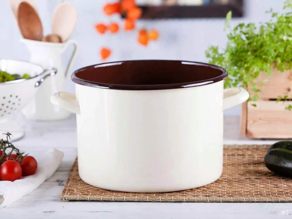 Altom Design Silesia Emaliuotas puodas 7,5 l skersmuo 24 cm aukštis 17 cm kreminis/tamsus centras 7818