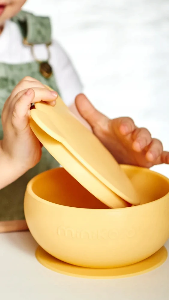 Silikoninis dubuo su dangteliu ir siurbtuku 450 ml MinikOiOi 12 cm geltona