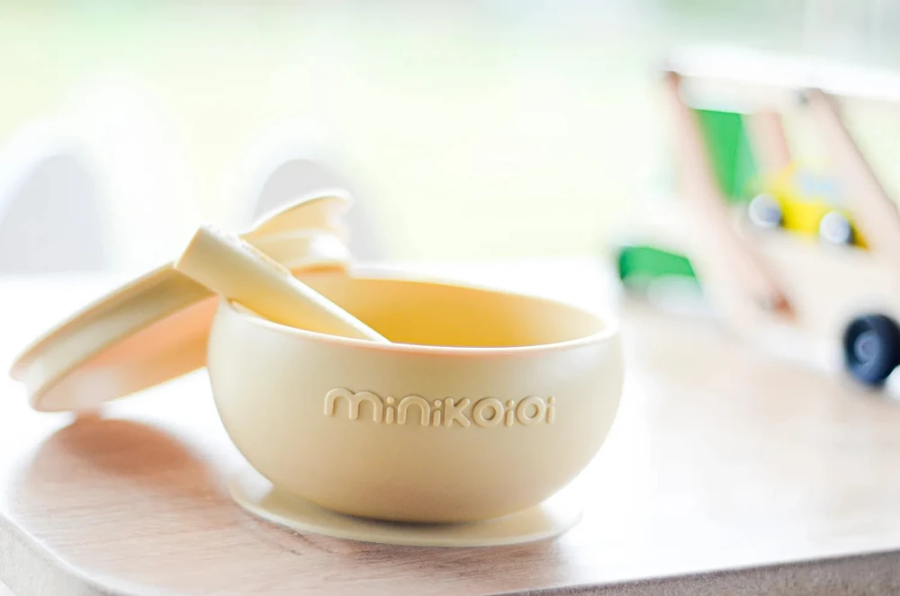 Silikoninis dubuo su dangteliu ir siurbtuku 450 ml MinikOiOi 12 cm geltona