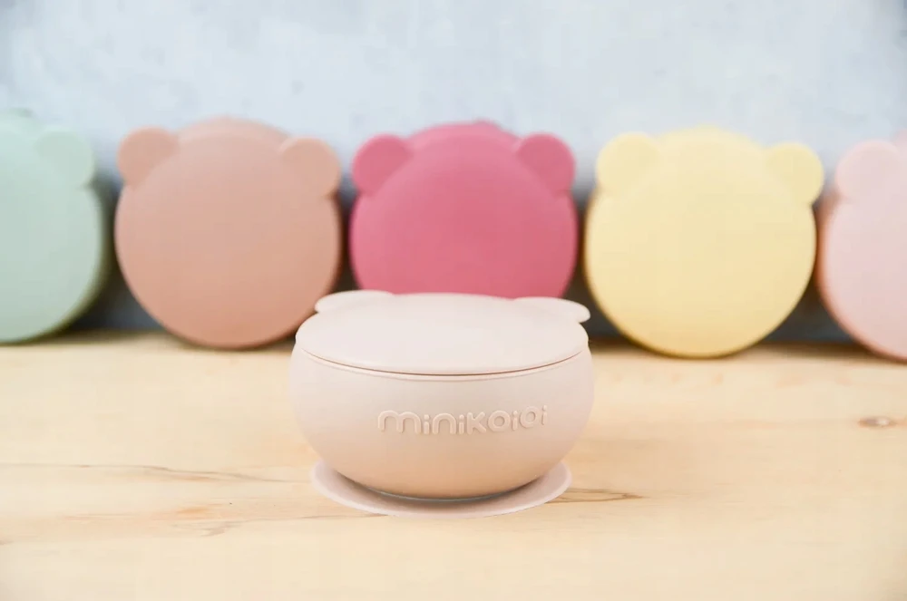 Silikoninis dubuo su dangteliu ir siurbtuku 450 ml MinikOiOi 12 cm geltona