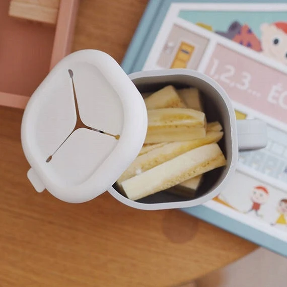 BEABA SILIKONINĖ UŽKANDŽIŲ DĖŽUTĖ PICK AND SNACK, VELVET Pilkas