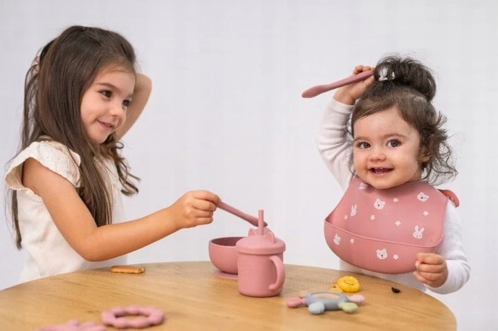 SILIKONINIS PUODULIS SU ŠIAUDU IR RANKENĖLĖMIS VAIKAMS LORELLI