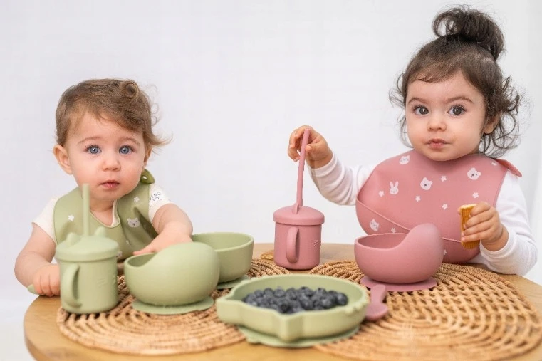 Silikoninis vaikiškas puodelis su šiaudeliais su rankenėlėmis 150ml be BPA Lorelli