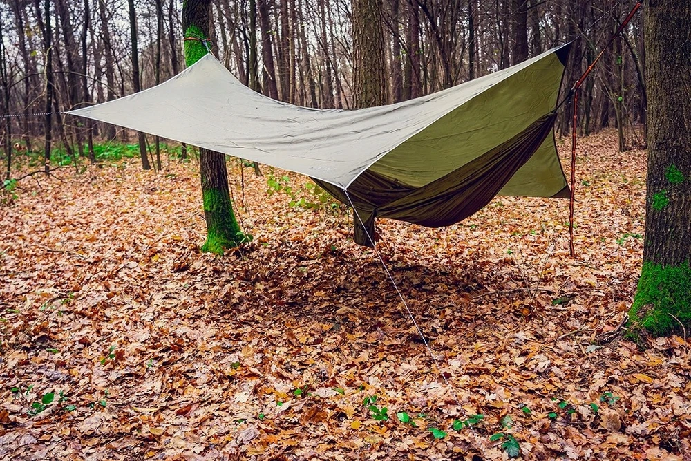 SODO HAMAKŲ RINKINYS SU TINKLELIS NUO UODŲ 330 X 140 CM TARP SURVIVAL JUOSTA