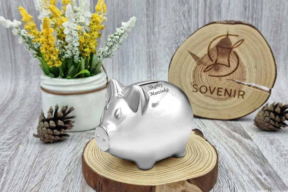Sovenir Skarbonka Świnka su GRAWEREM Chrzest Roczek Prezent